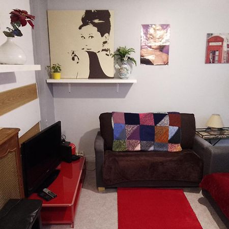 Guesthouse Familial Pour 2,3,4 Personnes De 44M2- Accessible Handic -Rez De Chaussee-Vues Sur Rue Et Patio Prive - Sejour, Chambre Separee-Cuisine,Salle De Bain,Lit Double Et Canape-Lit 2Pers-Entree De La Rue Berzelius-5 Minutes Du Metro Brochant-Lig Paris Exterior photo