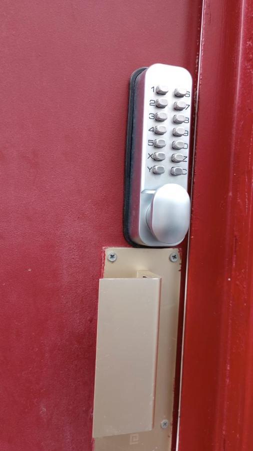 Guesthouse Familial Pour 2,3,4 Personnes De 44M2- Accessible Handic -Rez De Chaussee-Vues Sur Rue Et Patio Prive - Sejour, Chambre Separee-Cuisine,Salle De Bain,Lit Double Et Canape-Lit 2Pers-Entree De La Rue Berzelius-5 Minutes Du Metro Brochant-Lig Paris Exterior photo
