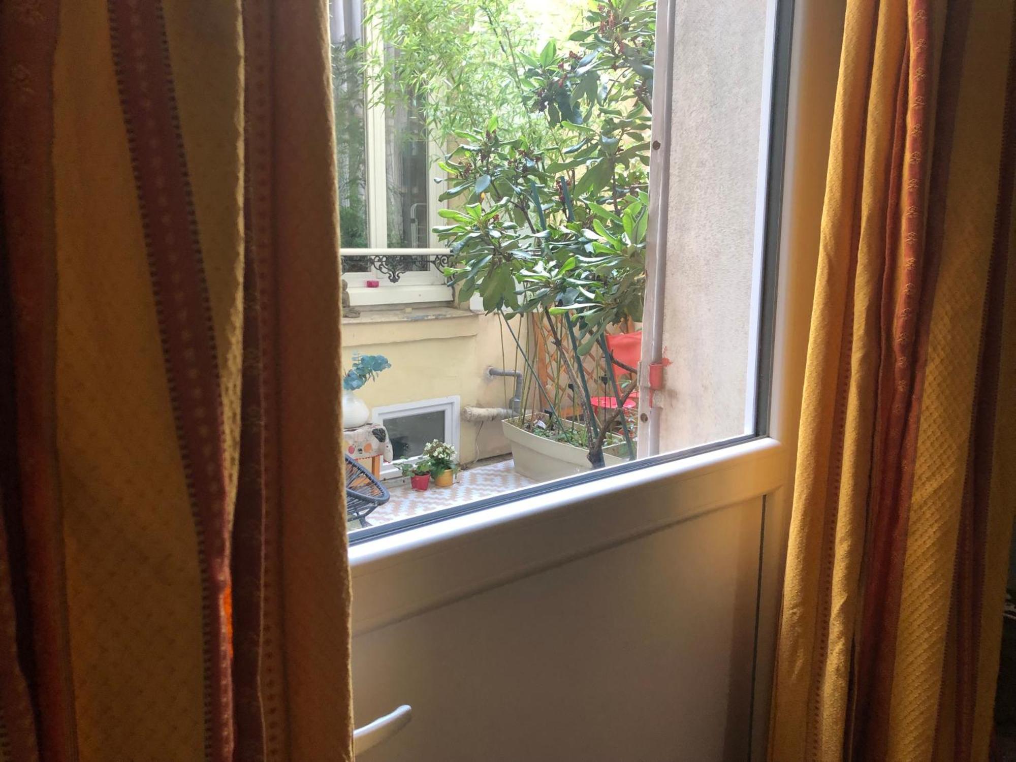 Guesthouse Familial Pour 2,3,4 Personnes De 44M2- Accessible Handic -Rez De Chaussee-Vues Sur Rue Et Patio Prive - Sejour, Chambre Separee-Cuisine,Salle De Bain,Lit Double Et Canape-Lit 2Pers-Entree De La Rue Berzelius-5 Minutes Du Metro Brochant-Lig Paris Exterior photo
