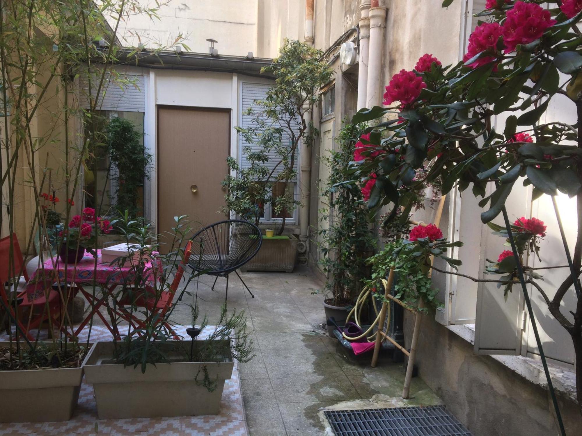 Guesthouse Familial Pour 2,3,4 Personnes De 44M2- Accessible Handic -Rez De Chaussee-Vues Sur Rue Et Patio Prive - Sejour, Chambre Separee-Cuisine,Salle De Bain,Lit Double Et Canape-Lit 2Pers-Entree De La Rue Berzelius-5 Minutes Du Metro Brochant-Lig Paris Exterior photo