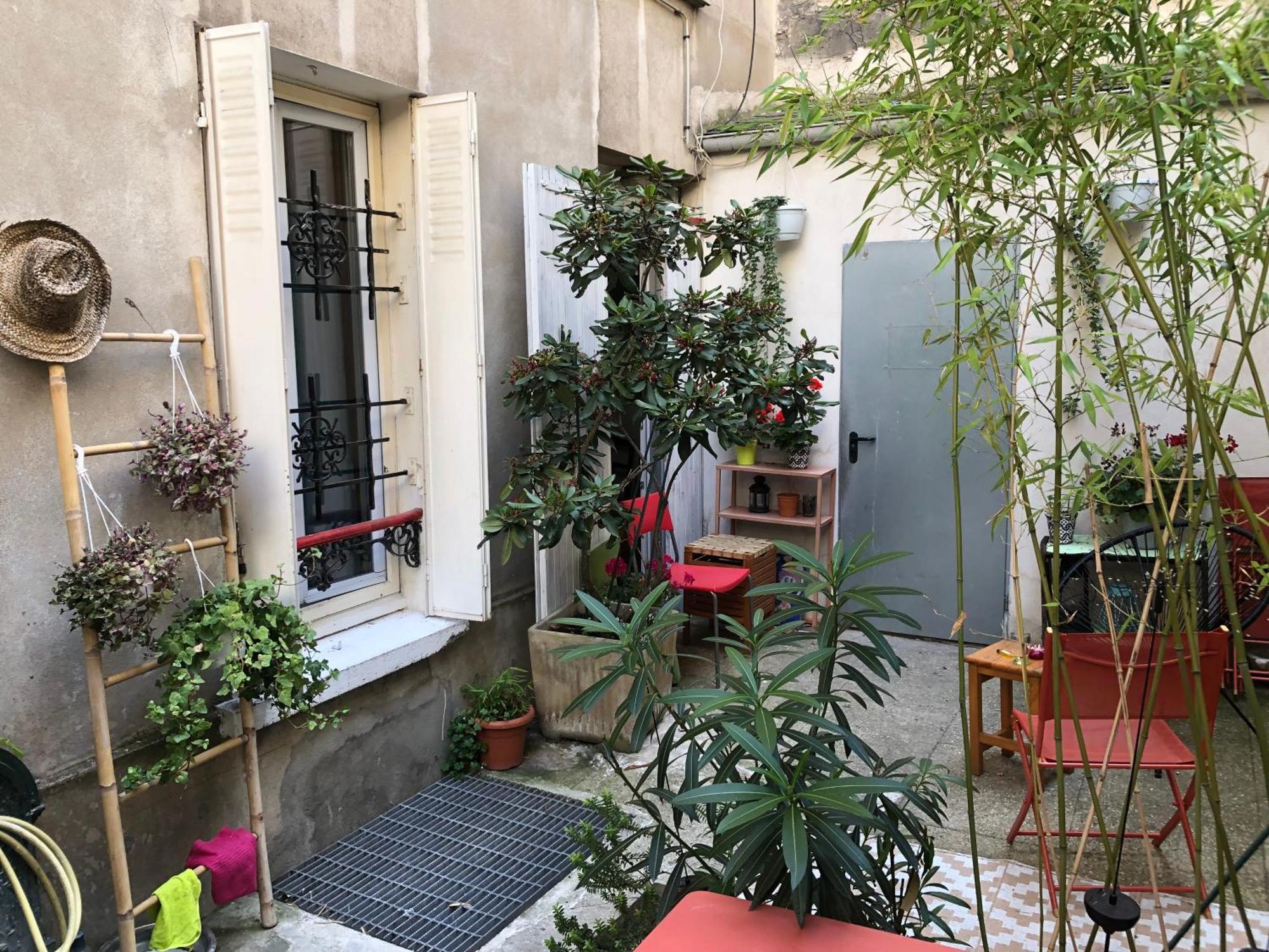 Guesthouse Familial Pour 2,3,4 Personnes De 44M2- Accessible Handic -Rez De Chaussee-Vues Sur Rue Et Patio Prive - Sejour, Chambre Separee-Cuisine,Salle De Bain,Lit Double Et Canape-Lit 2Pers-Entree De La Rue Berzelius-5 Minutes Du Metro Brochant-Lig Paris Exterior photo