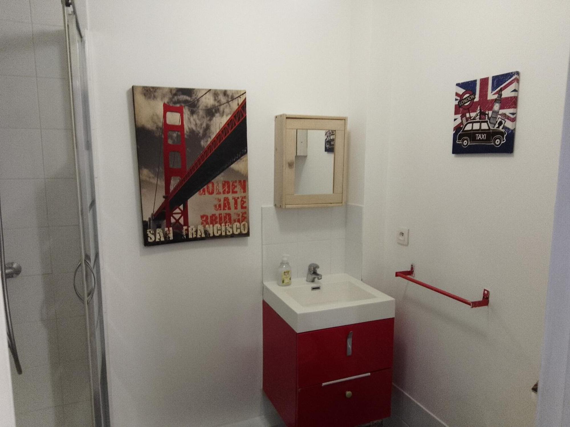 Guesthouse Familial Pour 2,3,4 Personnes De 44M2- Accessible Handic -Rez De Chaussee-Vues Sur Rue Et Patio Prive - Sejour, Chambre Separee-Cuisine,Salle De Bain,Lit Double Et Canape-Lit 2Pers-Entree De La Rue Berzelius-5 Minutes Du Metro Brochant-Lig Paris Exterior photo