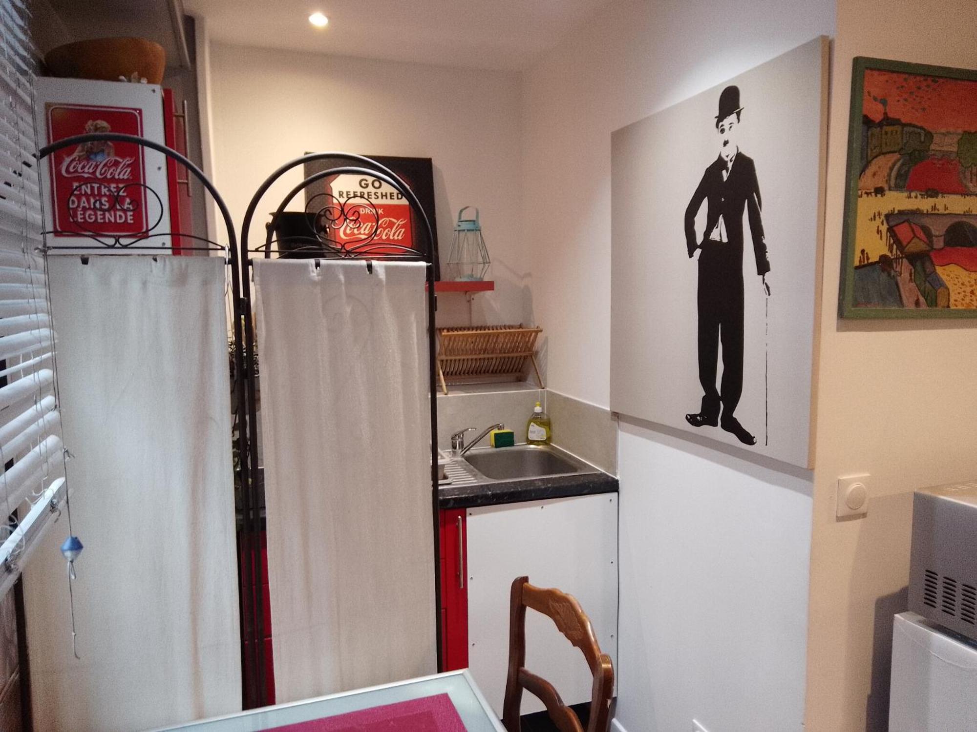 Guesthouse Familial Pour 2,3,4 Personnes De 44M2- Accessible Handic -Rez De Chaussee-Vues Sur Rue Et Patio Prive - Sejour, Chambre Separee-Cuisine,Salle De Bain,Lit Double Et Canape-Lit 2Pers-Entree De La Rue Berzelius-5 Minutes Du Metro Brochant-Lig Paris Exterior photo