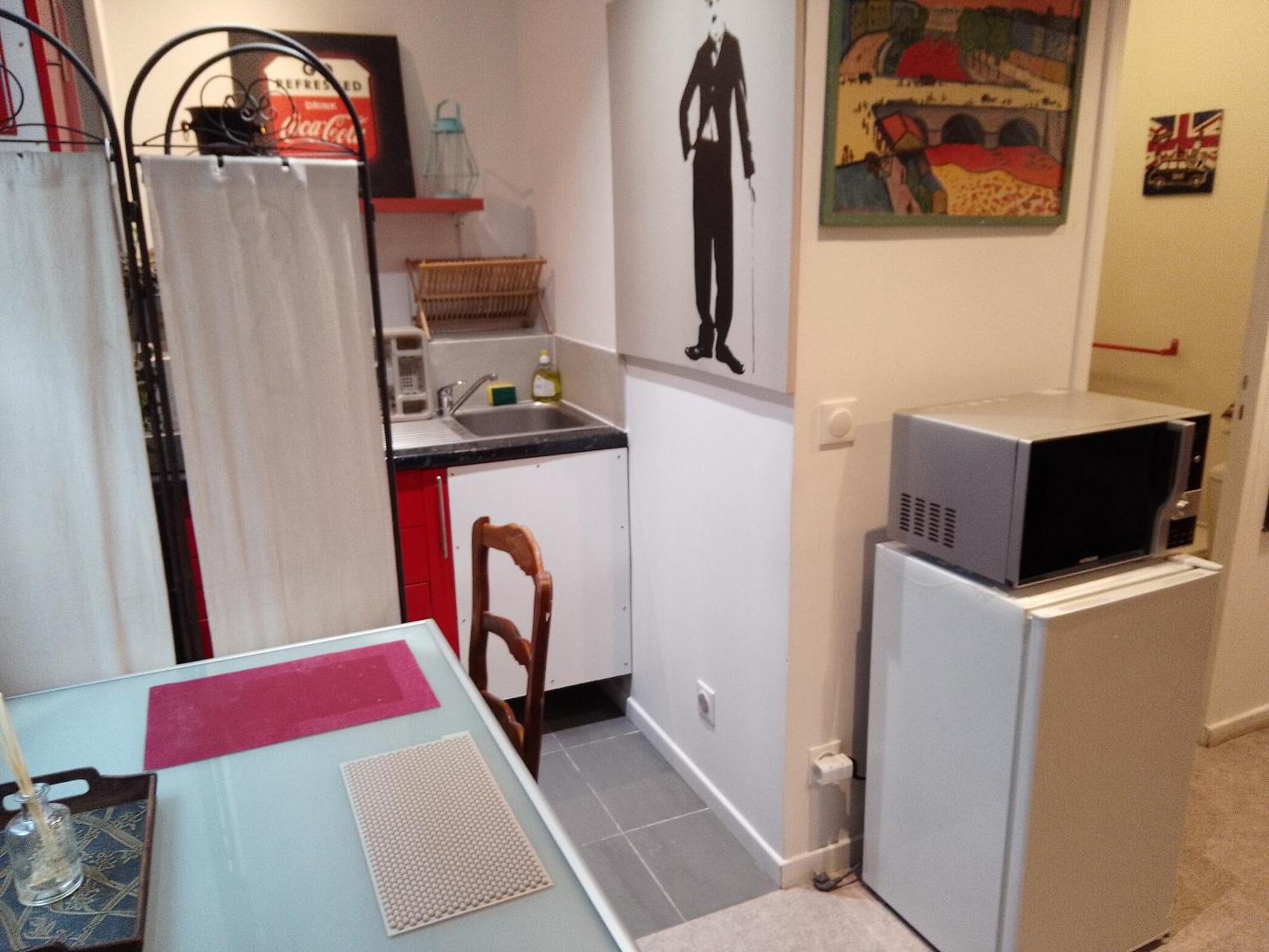 Guesthouse Familial Pour 2,3,4 Personnes De 44M2- Accessible Handic -Rez De Chaussee-Vues Sur Rue Et Patio Prive - Sejour, Chambre Separee-Cuisine,Salle De Bain,Lit Double Et Canape-Lit 2Pers-Entree De La Rue Berzelius-5 Minutes Du Metro Brochant-Lig Paris Exterior photo